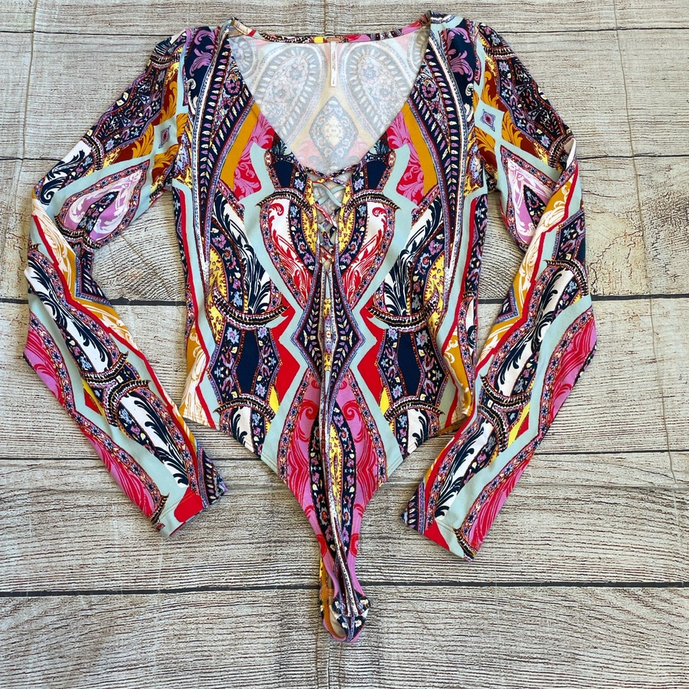 😍 Free People long sleeve multicolor bodysuit Lace Up V-neck size Small